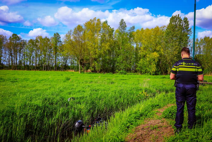 Motorrijdster mist bocht belandt in sloot