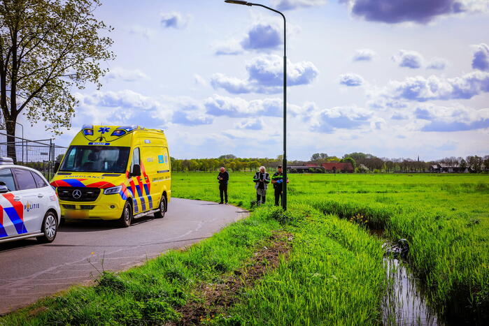 Motorrijdster mist bocht belandt in sloot