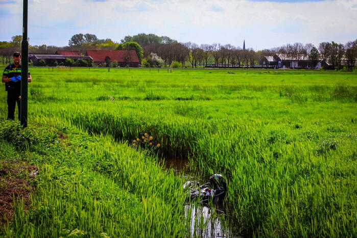 Motorrijdster mist bocht belandt in sloot