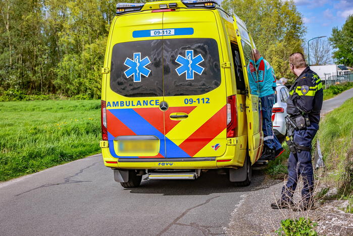 Motorrijdster mist bocht belandt in sloot