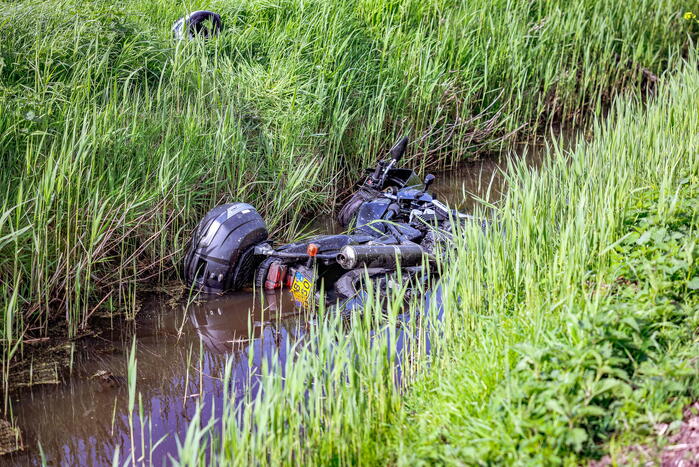 Motorrijdster mist bocht belandt in sloot