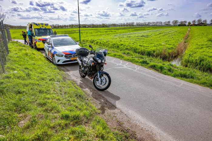 Motorrijdster mist bocht belandt in sloot
