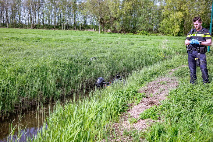 Motorrijdster mist bocht belandt in sloot