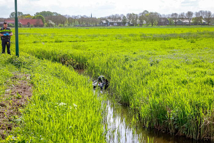 Motorrijdster mist bocht belandt in sloot