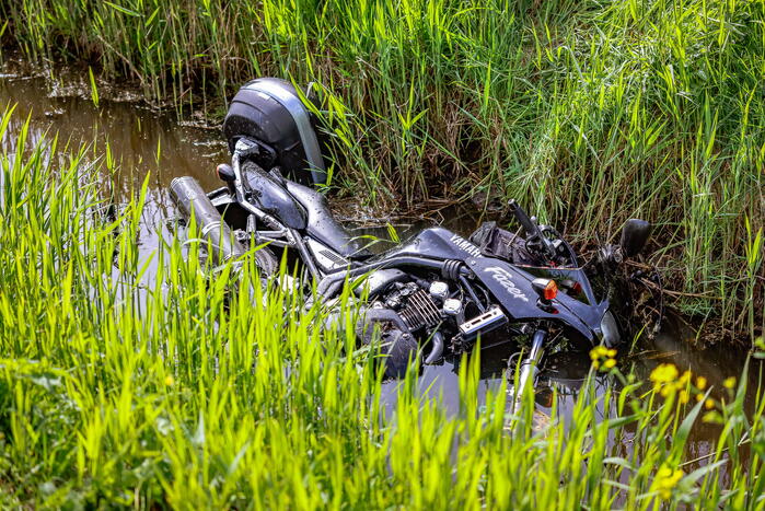 Motorrijdster mist bocht belandt in sloot