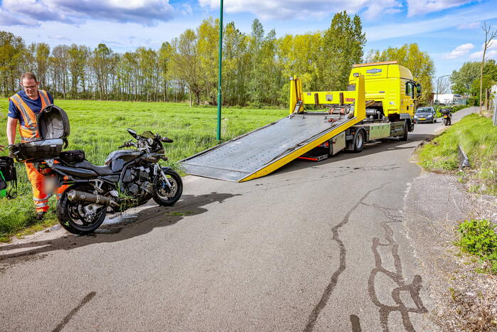 Motorrijdster mist bocht belandt in sloot