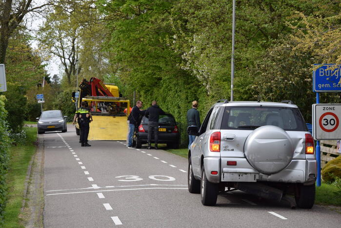Schade bij ongeval tussen twee auto's en motor