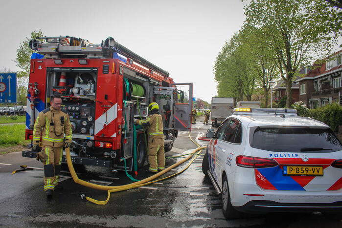 Bestelbus brandt volledig af