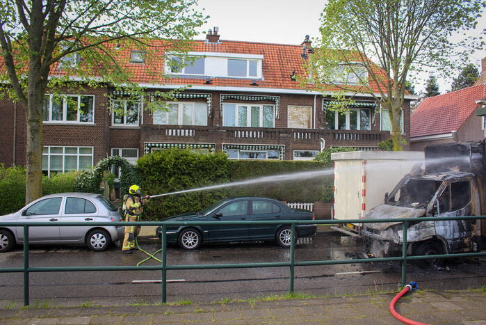 Bestelbus brandt volledig af