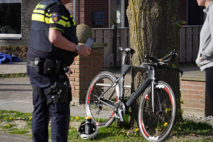 Wielrenner komt hard ten val na ongeval met auto