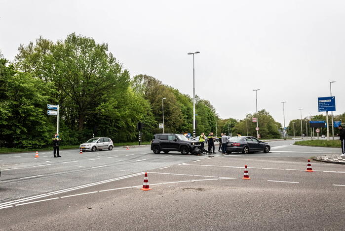 Veel schade nadat auto door rood rijdt