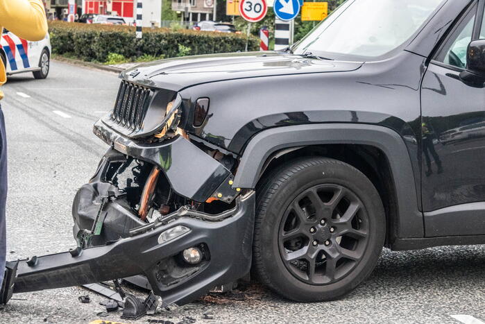 Veel schade nadat auto door rood rijdt