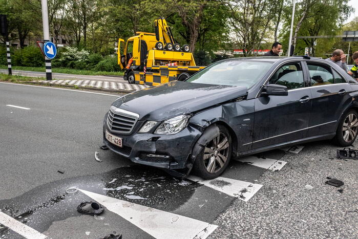 Veel schade nadat auto door rood rijdt