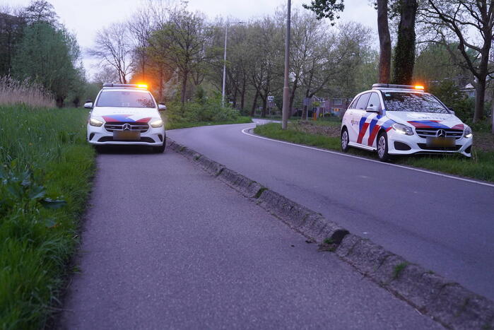 Bestuurder rijdt met drie bijrijders de sloot in