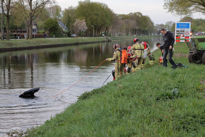 Omstanders springen in het water om ernstig gewonde automobilist te redden