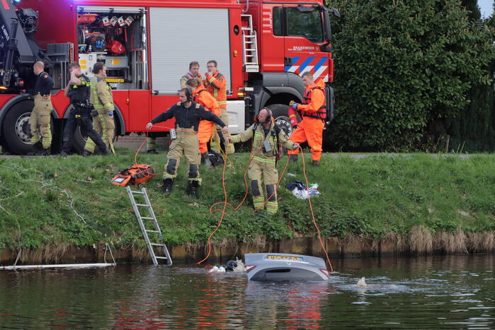 Omstanders springen in het water om ernstig gewonde automobilist te redden