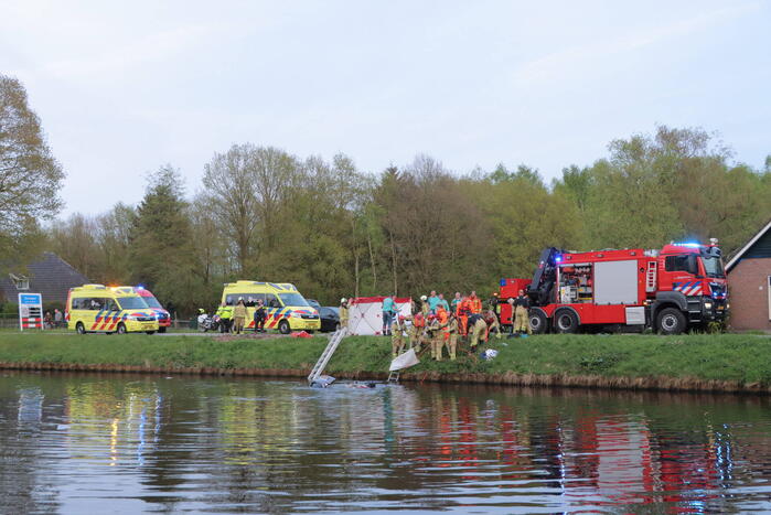 Omstanders springen in het water om ernstig gewonde automobilist te redden