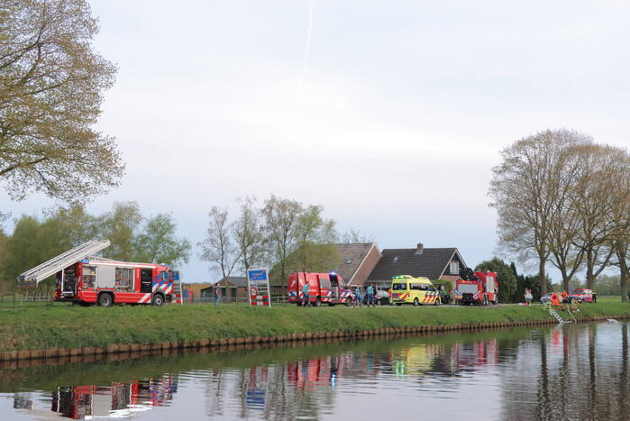 Omstanders springen in het water om ernstig gewonde automobilist te redden