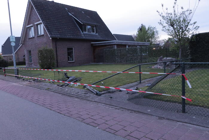 Omstanders springen in het water om ernstig gewonde automobilist te redden