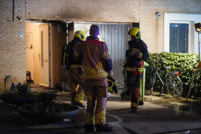 Containerbrand tegen woning, brandweer voorkomt erger