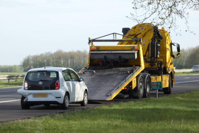 Taxi botst achterop personenauto op A28