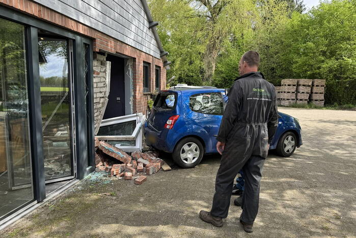 Automobiliste rijdt groentewinkel binnen