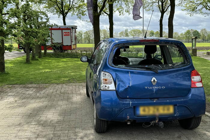 Automobiliste rijdt groentewinkel binnen