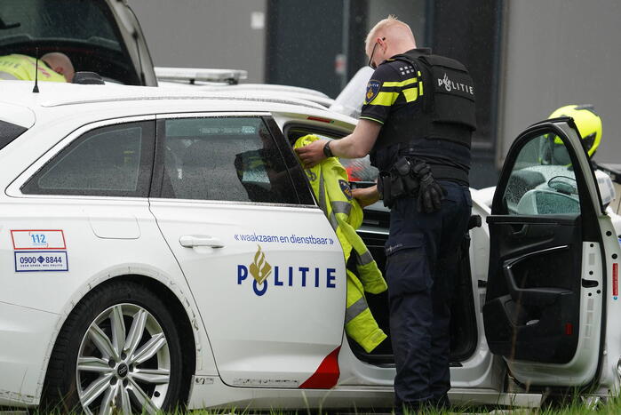Politie valt bedrijfspand binnen