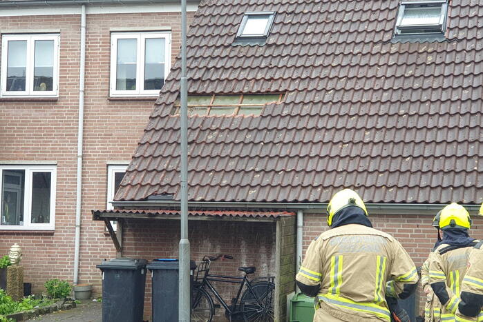 Meerdere dakpannen gesneuveld na harde wind