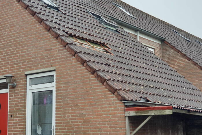 Meerdere dakpannen gesneuveld na harde wind