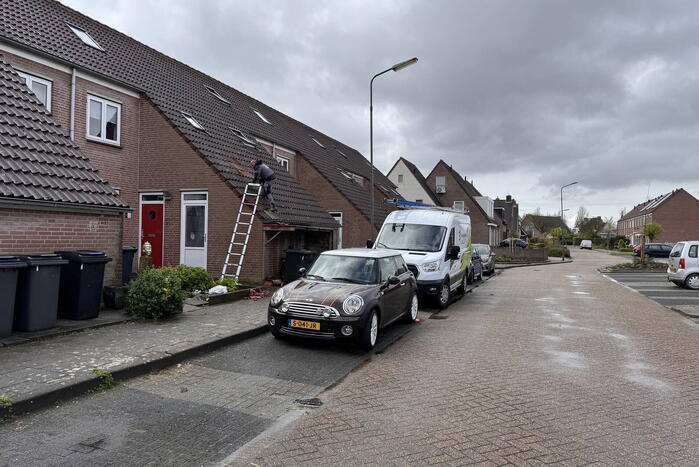 Meerdere dakpannen gesneuveld na harde wind