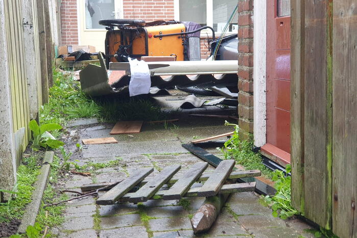 Dak waait van schuur af