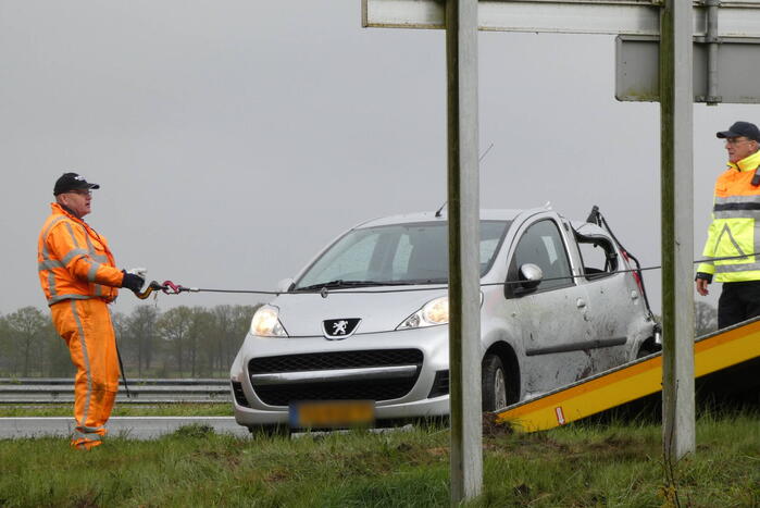 Auto belandt op de kant na ongeval