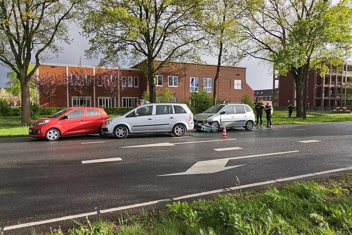 Drie voertuigen in botsing voor verkeerslicht