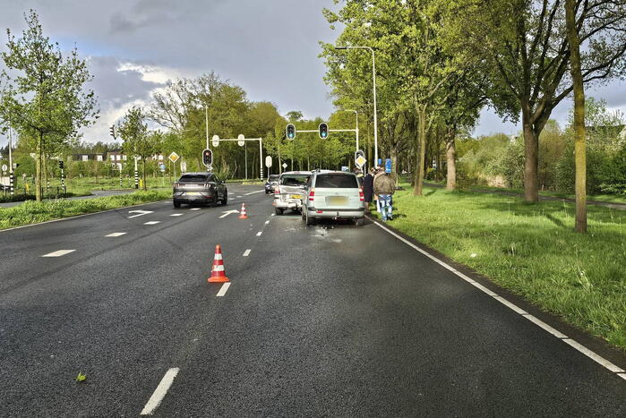 Drie voertuigen in botsing voor verkeerslicht