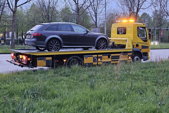 Auto klapt op verkeersportaal