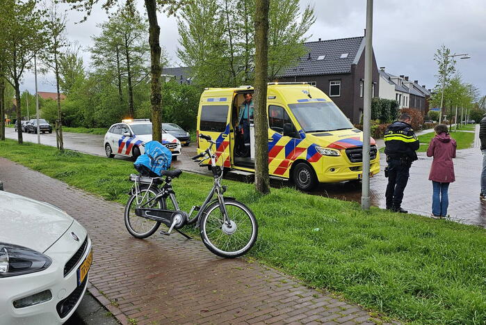 Kind botst met fiets achterop auto