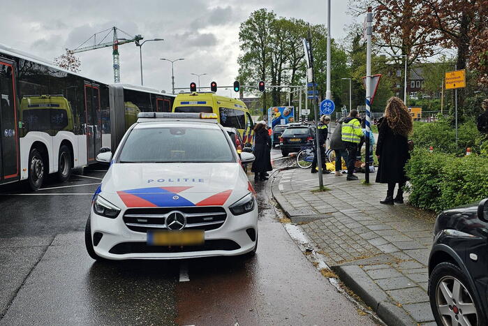 Fietser en automobilist in botsing