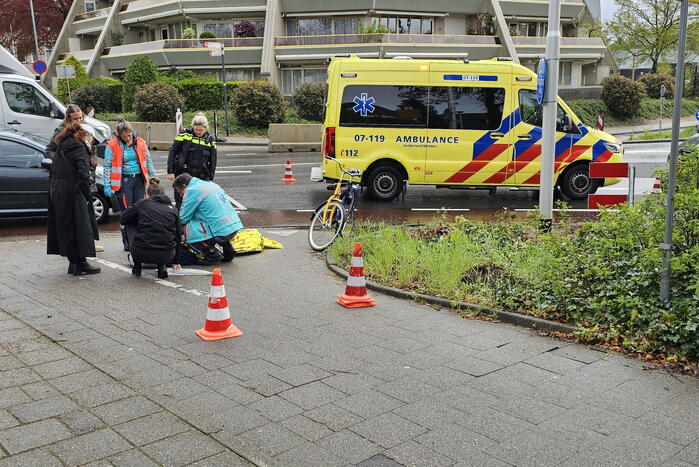 Fietser en automobilist in botsing