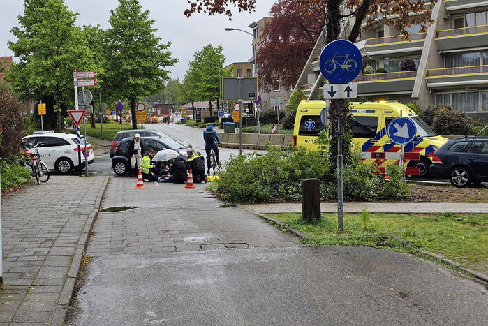 Fietser en automobilist in botsing