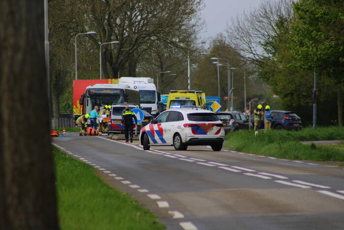 Frontale aanrijding tussen lijnbus en auto