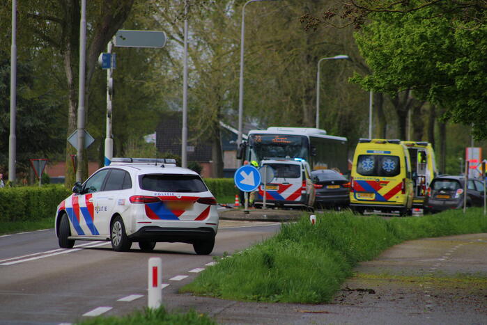 Frontale aanrijding tussen lijnbus en auto