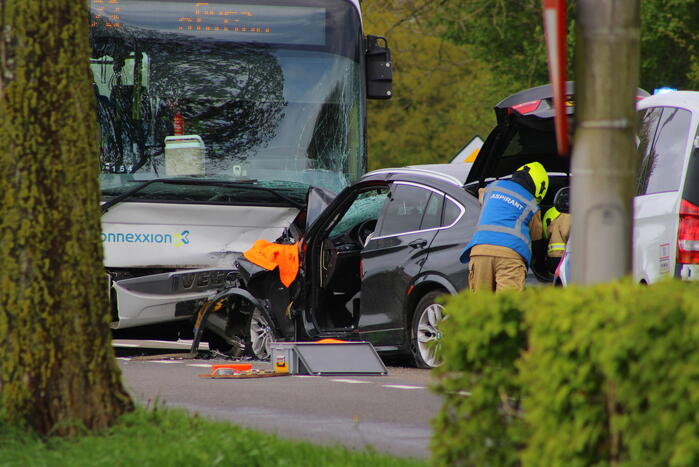 Frontale aanrijding tussen lijnbus en auto