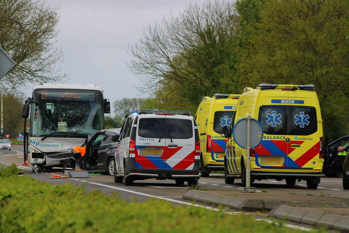 Frontale aanrijding tussen lijnbus en auto