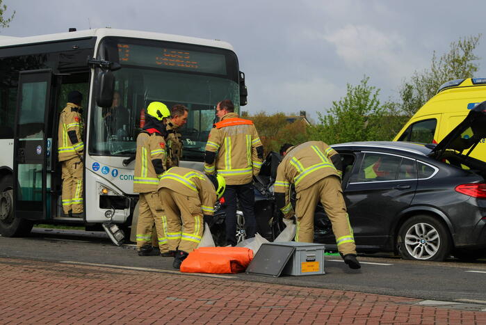 Frontale aanrijding tussen lijnbus en auto