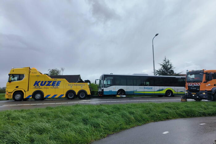 Frontale aanrijding tussen lijnbus en auto