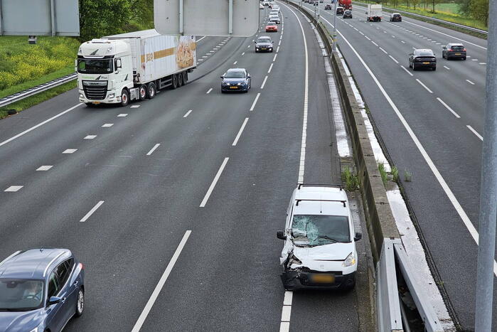 Vrachtwagen verliest laadklep bij ongeval