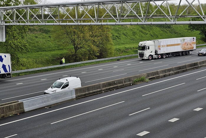Vrachtwagen verliest laadklep bij ongeval