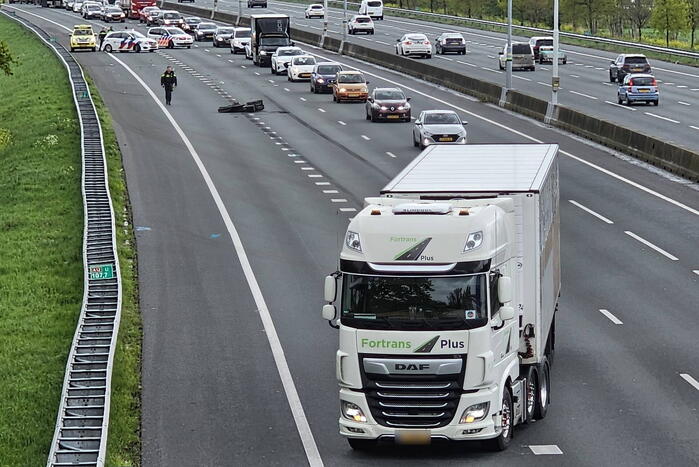 Vrachtwagen verliest laadklep bij ongeval