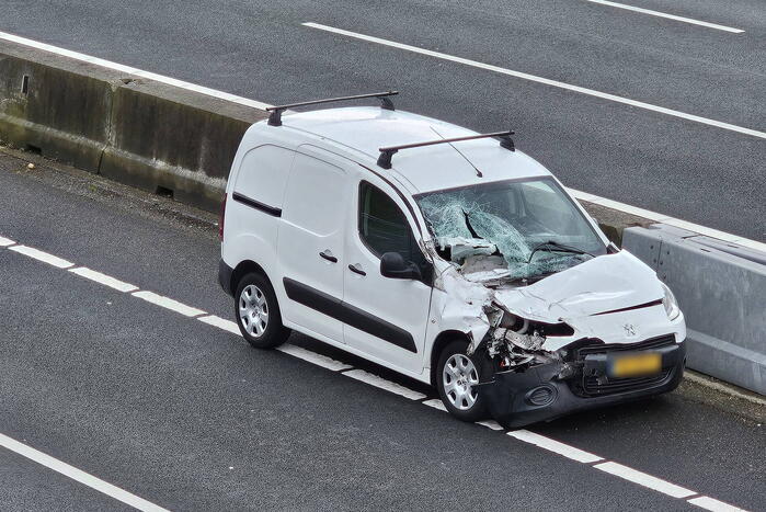 Vrachtwagen verliest laadklep bij ongeval
